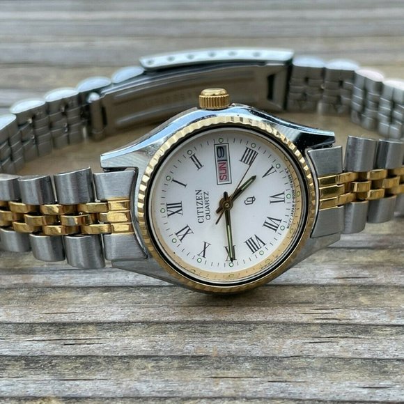 Citizen Quartz Ladies Wrist Watch GoldSilver Tone Analog DayDate Calendar Watc - Picture 4 of 12
